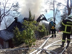 Požár chaty v rekreační oblasti mezi Masečínem a Štěchovicemi 
